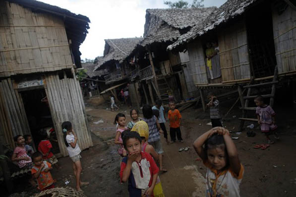 Burma to count Thailand refugees in 2014 census