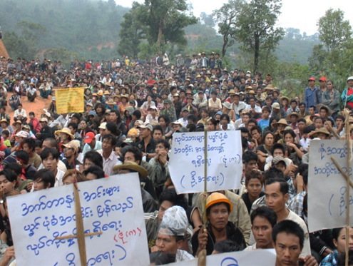 Thousands of miners protest government order