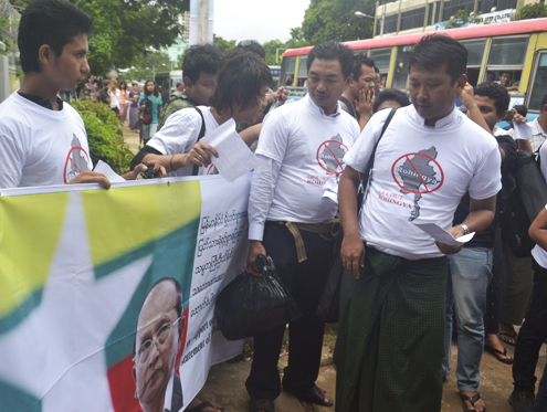 Demonstrators back Rohingya resettlement proposal