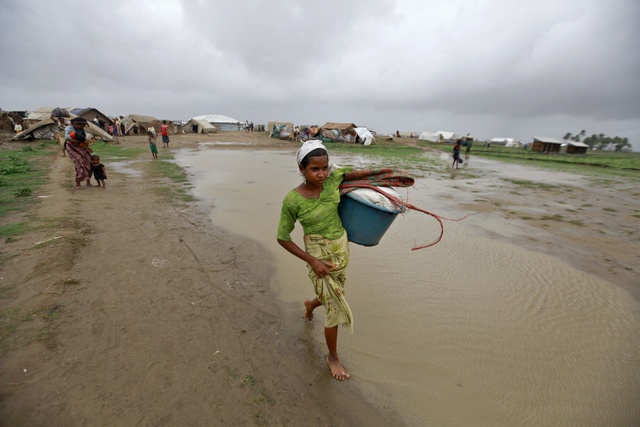 Thousands of Rohingya stranded by the sea as cyclone looms
