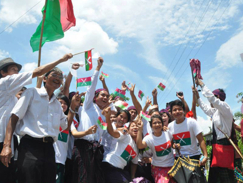 Thousands greet Kachin delegation ahead of peace talks in Myitkyina 