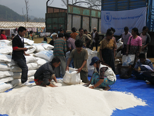 UN convoy delivers aid to IDP camps in rebel territory 