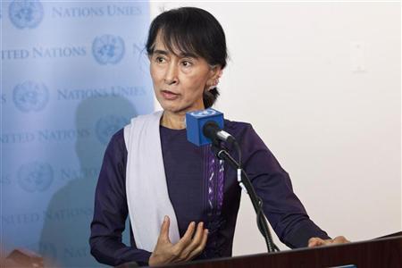 Suu Kyi braves the rain in Warsaw