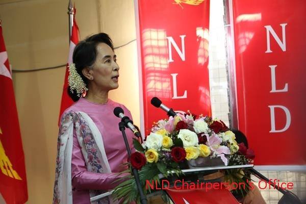 Suu Kyi calls on govt, military to help amend constitution