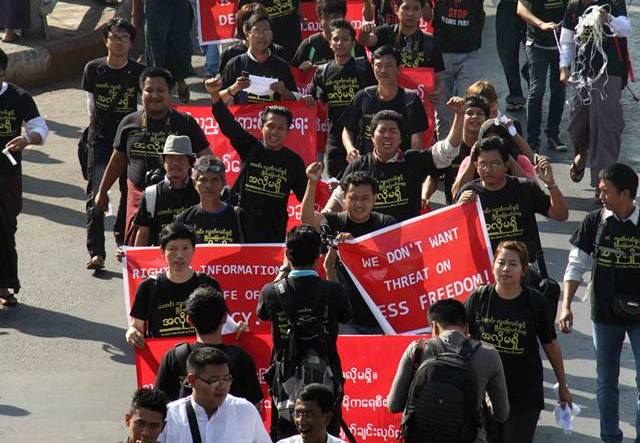 Rangoon journalists rally for imprisoned colleague