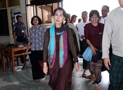 Thousands greet Suu Kyi in Kale, en route to Chin State
