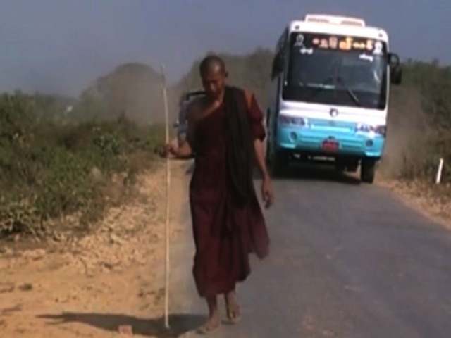 Arakanese monk makes pilgrimage to Mrauk U for peace, development