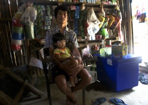 Saw Wah, a refugee at Ma La, with his daughter. (PHOTO: Dene-Hern Chen)