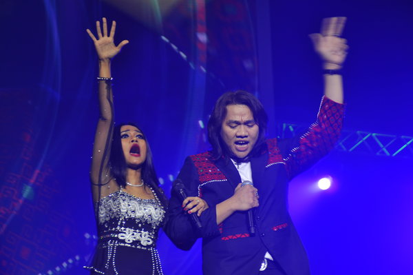 Burmese pop stars sing about war and peace at Netherlands concert