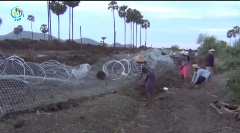 Latpadaung villagers tear down Wanbao fence