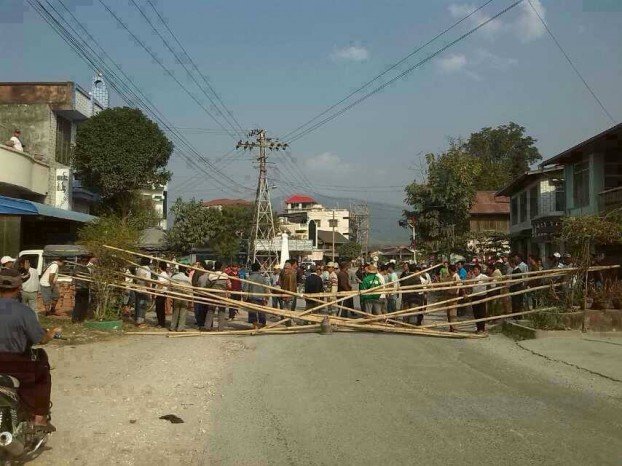 Shan mining protestors block trucks