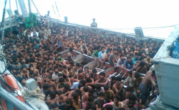 Burmese navy detains 727 boat people in Irrawaddy