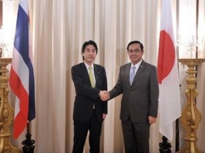 Japan's deputy foreign minister Minoru Kiuchi (left), with Thai Prime Minister Prayut Chan-o-cha at Government House, October 2014 (Photo: Royal Thai Government )