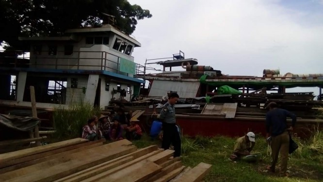 Forestry Dept seizes 10 tons of timber from boat in Katha