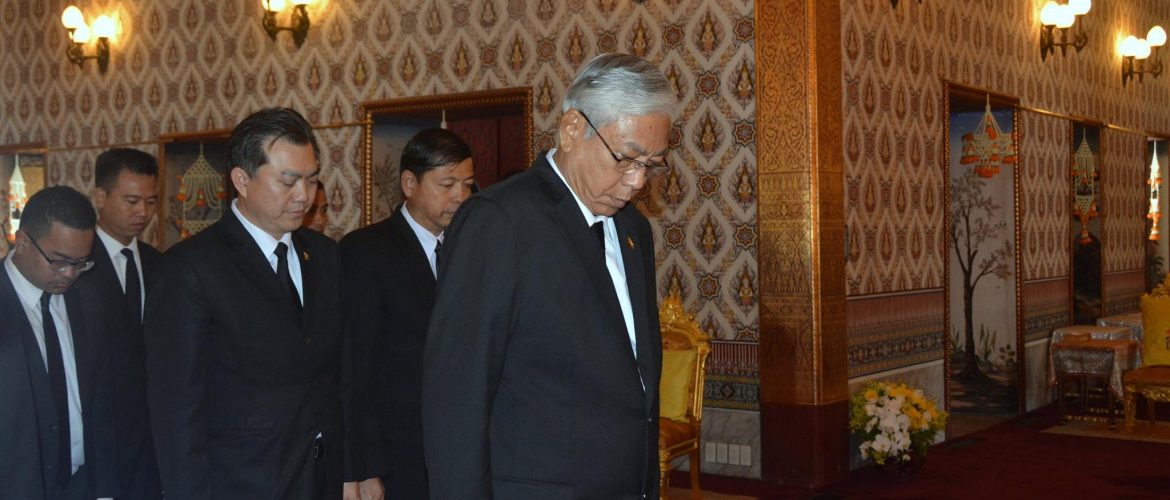 President pays respects to late Thai king