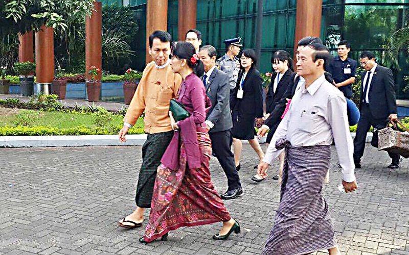 Business leaders to follow Suu Kyi to Japan