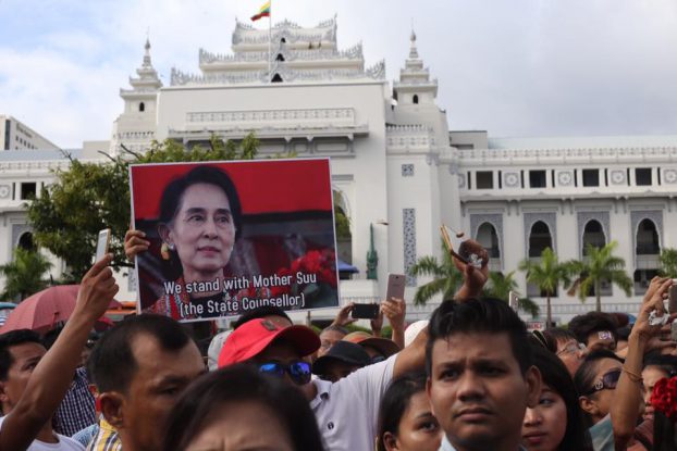 Suu Kyi supporters rally at Rangoon City Hall