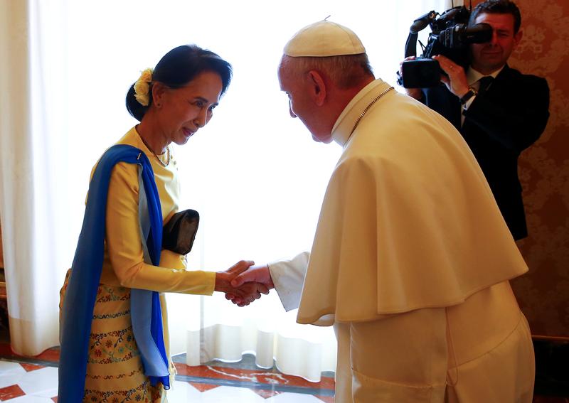 Pope to meet top Buddhist monks in Burma, address military