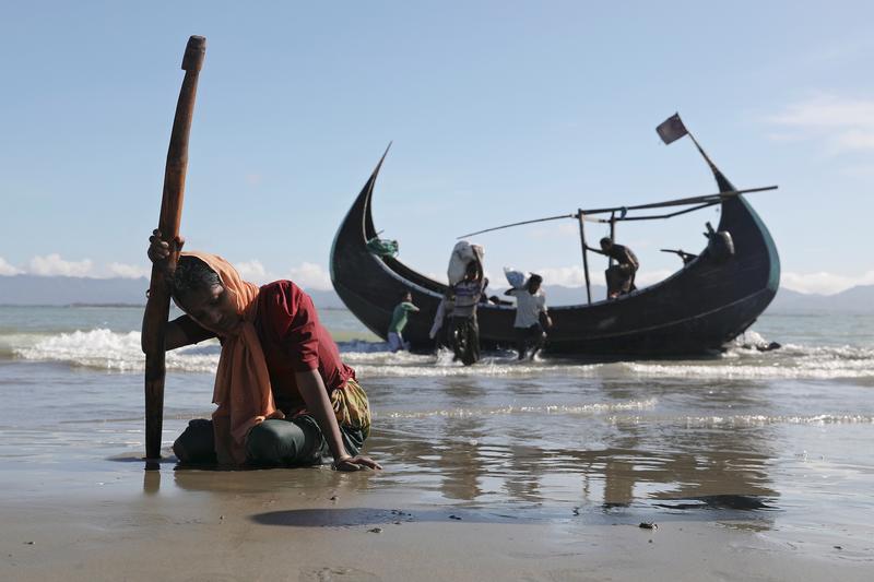 Bangladesh destroys boats ferrying Rohingya from Burma