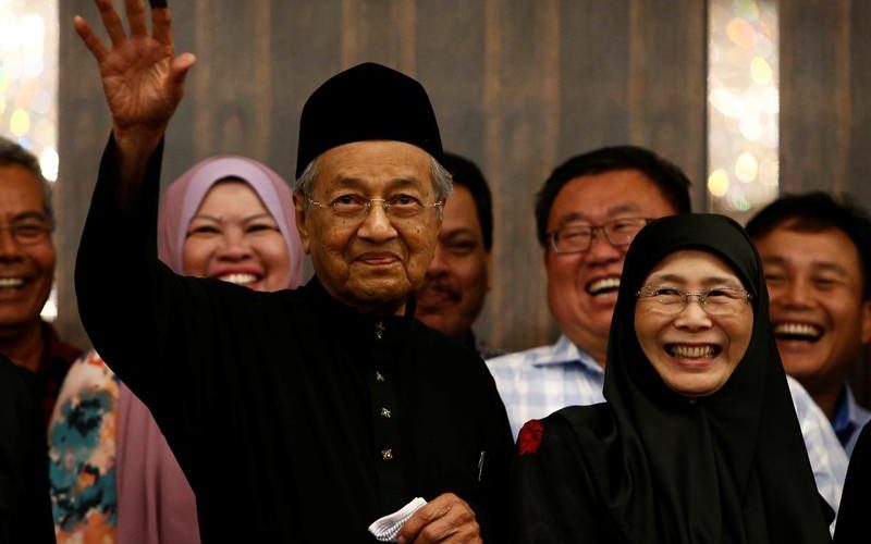 Mahathir, 92, sworn in as Malaysia’s seventh prime minister