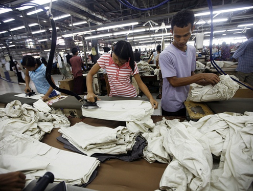 Garment factory workers in Rangoon. (PHOTO: DVB)