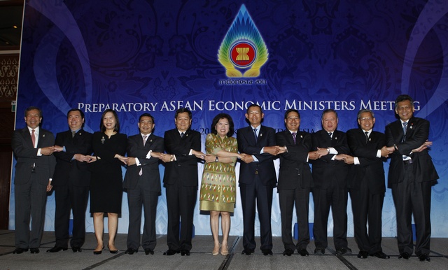 ASEAN Leaders Pose During A Photo Session At The Opening Of The ...