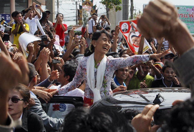 Suu Kyi speaks to crowds of Burmese migrants in Thailand