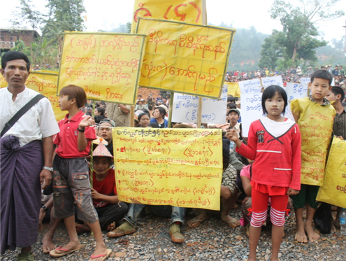 Protesting miners in negotiations after being held in pagoda