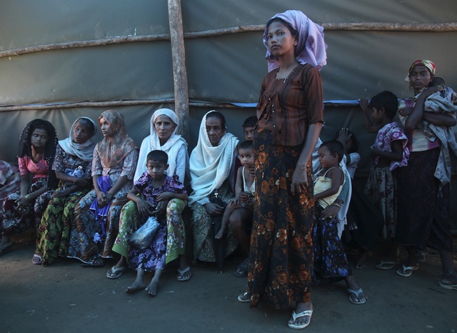 Thousands flee as Arakan violence spreads