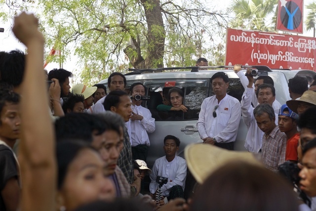 Suu Kyi squares off with protestors for second day