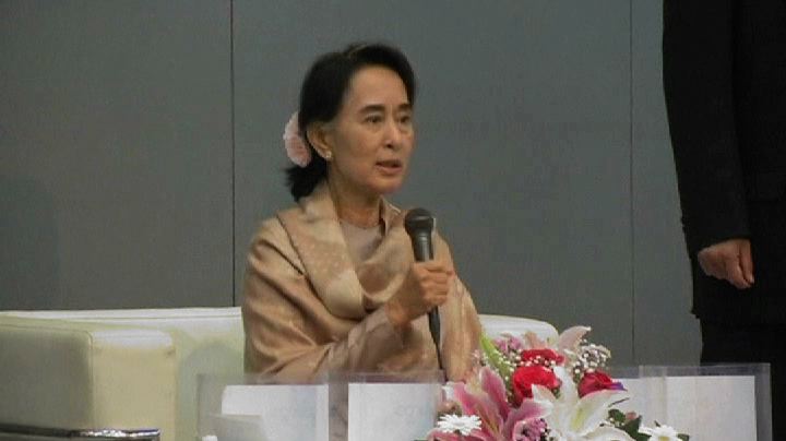 Suu Kyi calls on citizenship law to be revised