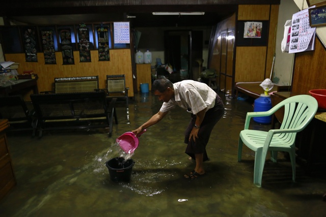 Monsoon rains inundate Rangoon