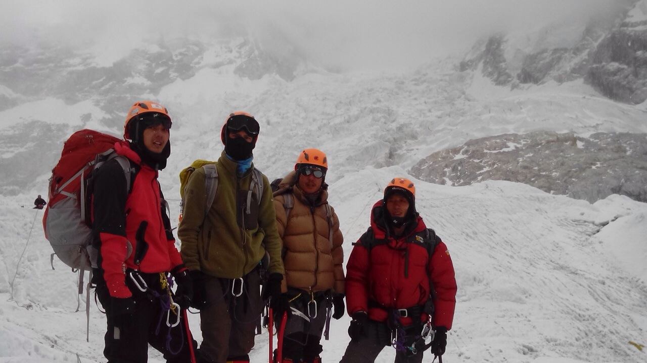 Burmese Everest team postpones summit attempt