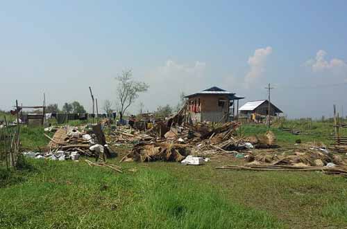 Whirlwind wipes out homes near Inle Lake