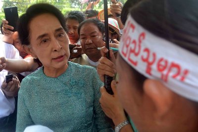Suu Kyi listens to land grab victims