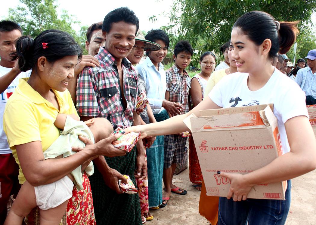 Celebrities, FFSS deliver relief to Hlegu flood victims