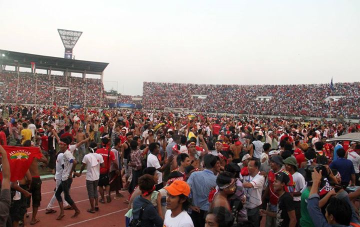 Burma fined after unruly fans invade football pitch, rip up seats 