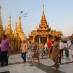 512x341xTourists-Shwedagon copy