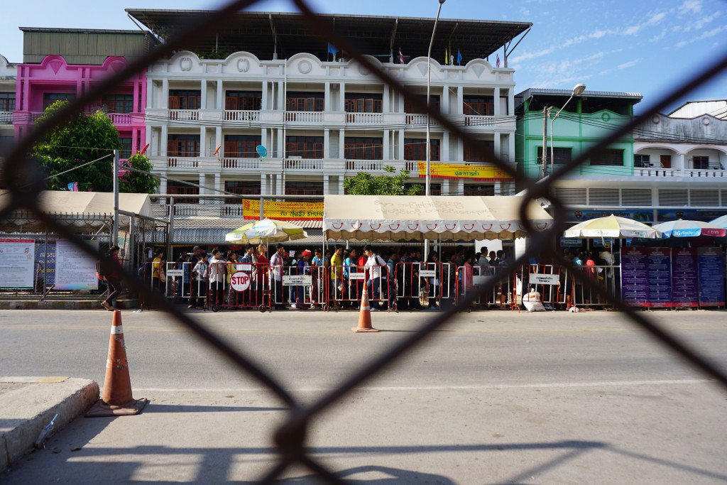 An immigration queue on the Thai side of the Thai-Burma border. (Photo: Wenying Seah/DVB)