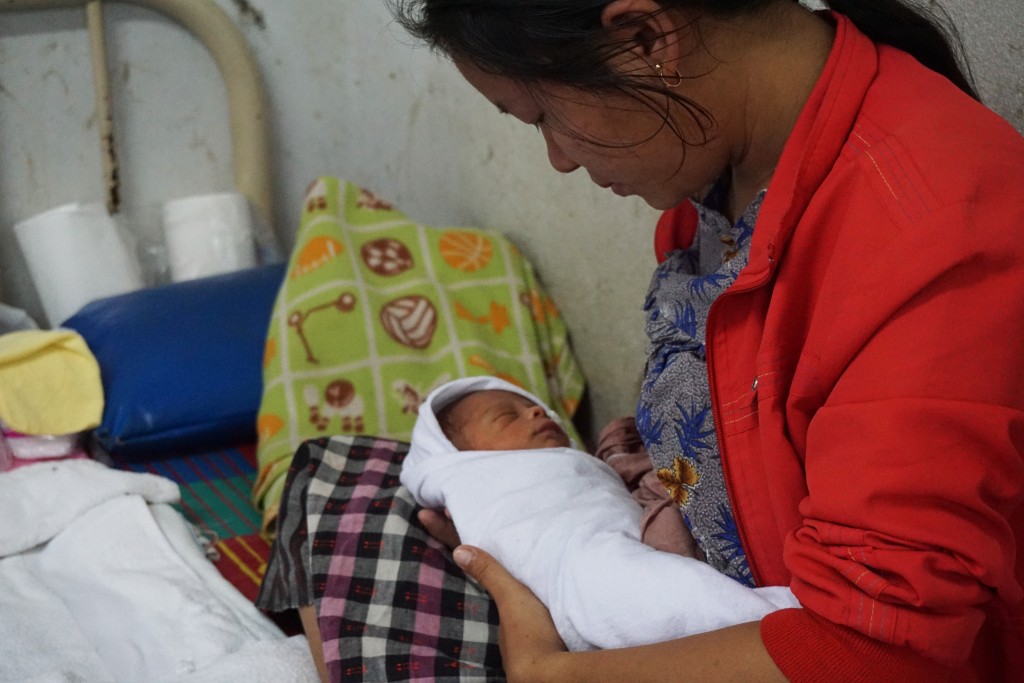 Burmese mother with her newborn at the maternity ward. (Photo: Wenying Seah/DVB)