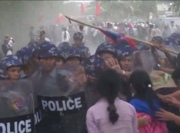 Police break up striking garment workers in Shwepyithar