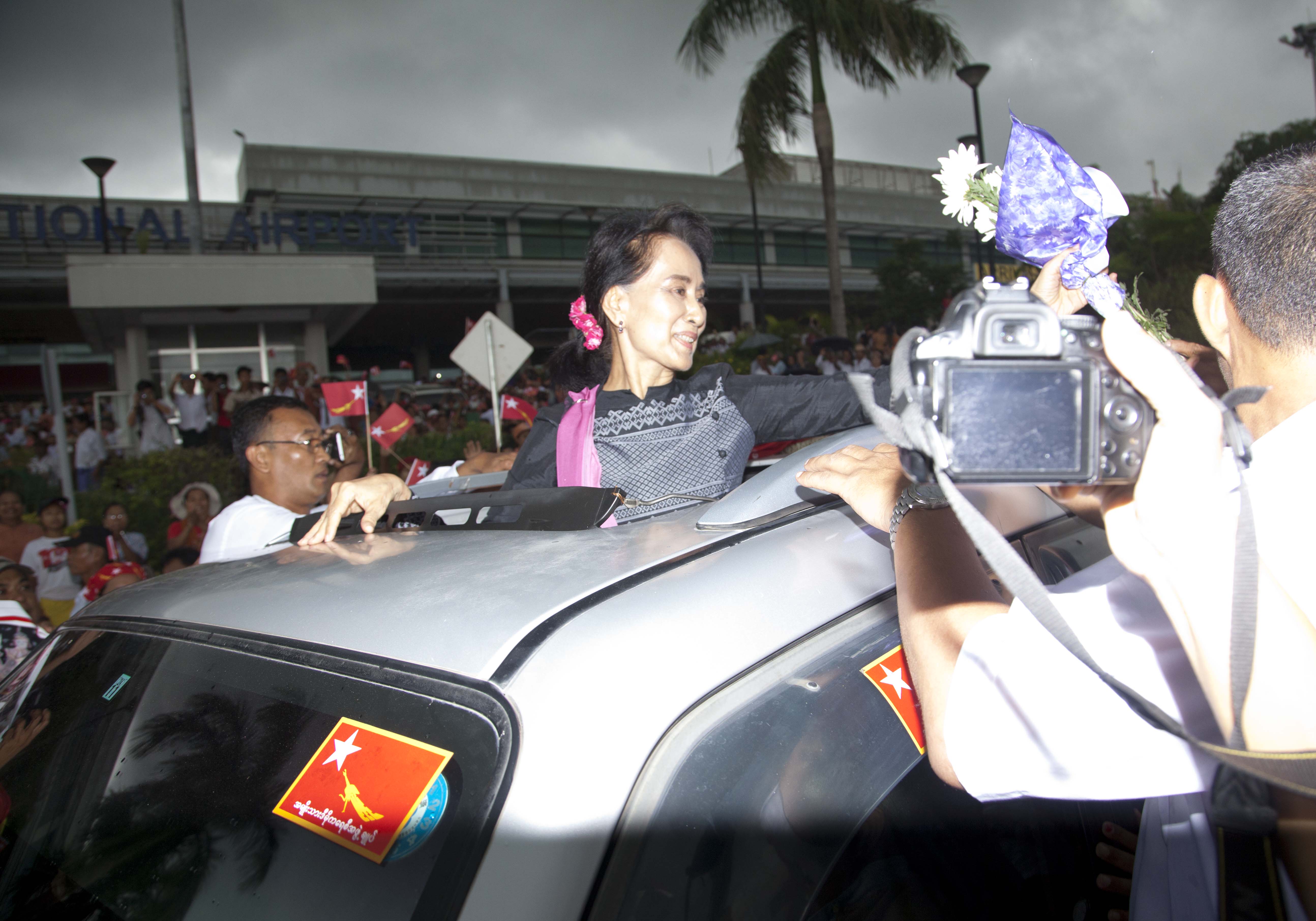 Suu Kyi returns from China