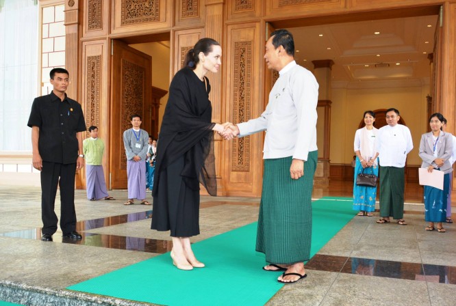 Angelina Jolie visits Burma's parliament