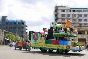 A USDP float in Mandalay helps mark the start of the election campaign period on 8 September 2015. (PHOTO: DVB)