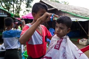A volunteer gives a child a free haircut. (PHOTO: CARLOS SARDIÑA GALACHE)