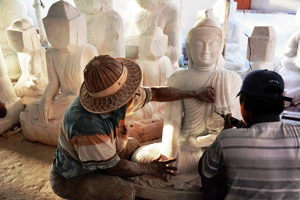 Buddha image sculptors (Colin Hinshelwood/ DVB)