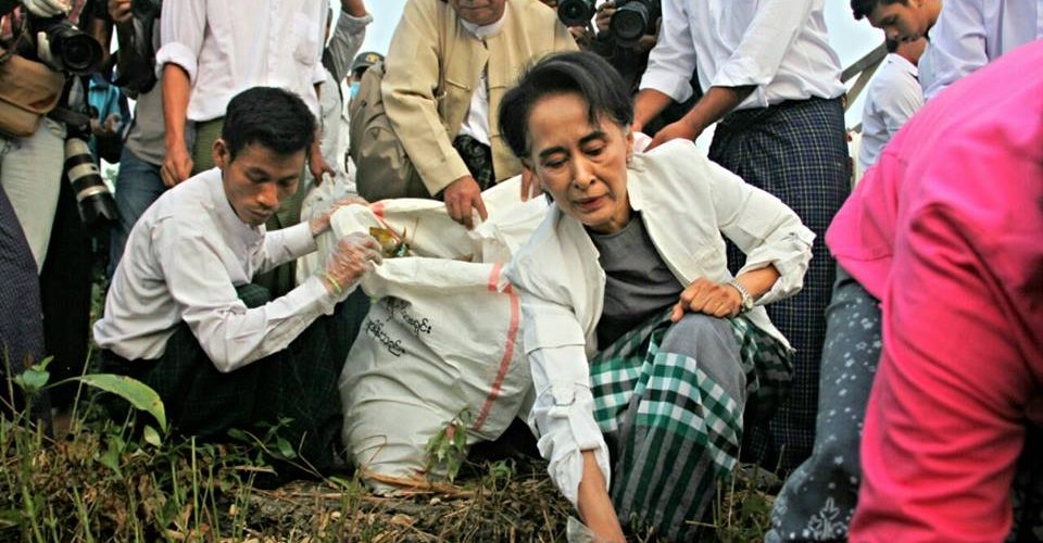 Suu Kyi takes out the trash