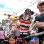 1200px-Songkran_012