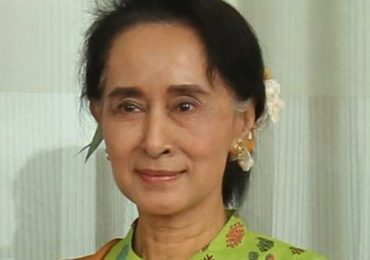 Suu Kyi calls for investment in post-sanctions Burma