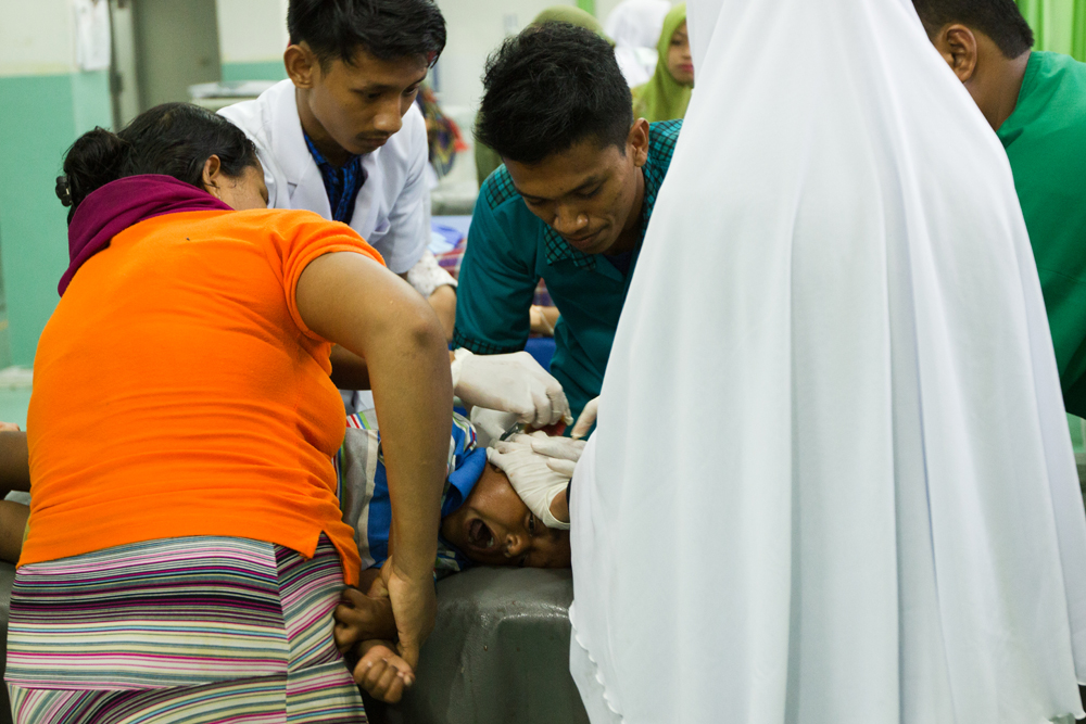 Acehnese doctors treat a Rohingya kid who got injured in his head when he was playing football at Langsa General Hospital in Langsa City (Aceh Province, Indonesia). Photo: Carlos Sardiña Galache / Yayasan Geutanyoe – A Foundation for Aceh.